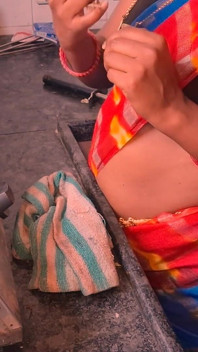 Indian Maid Spreads Her Legs to Get Tips for Reel Shoots