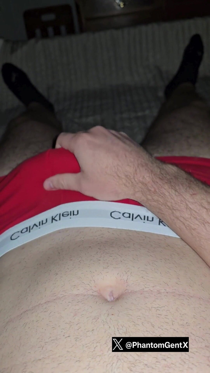 PhantomGentX: La dominatrice Phantomgentx taquine une grosse bite avec des mots...