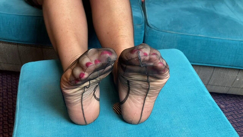 Mr MF: Fru mogna fötter visar upp hennes sulor och tår i...