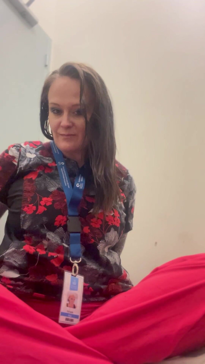 Sinful-Secrets: Шаловливая Медсестра Сквиртует В Общественном Туалете