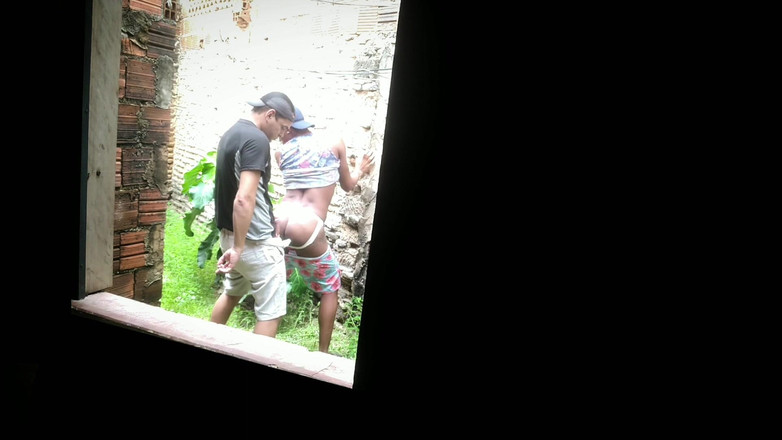 MiguellTrajano: Người đàn ông giao hàng theo dõi khách hàng đến một lô đất bị...