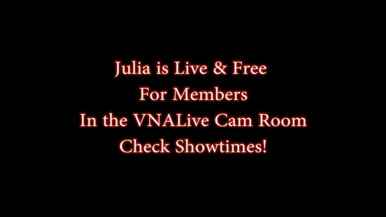 Julia Ann: Julia Ann se ve impresionante vestida 