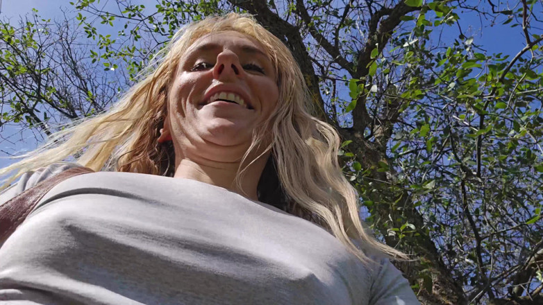 Sav Moolah: Drobná blondýnka dostane masivní venkovní výstřik na obličej