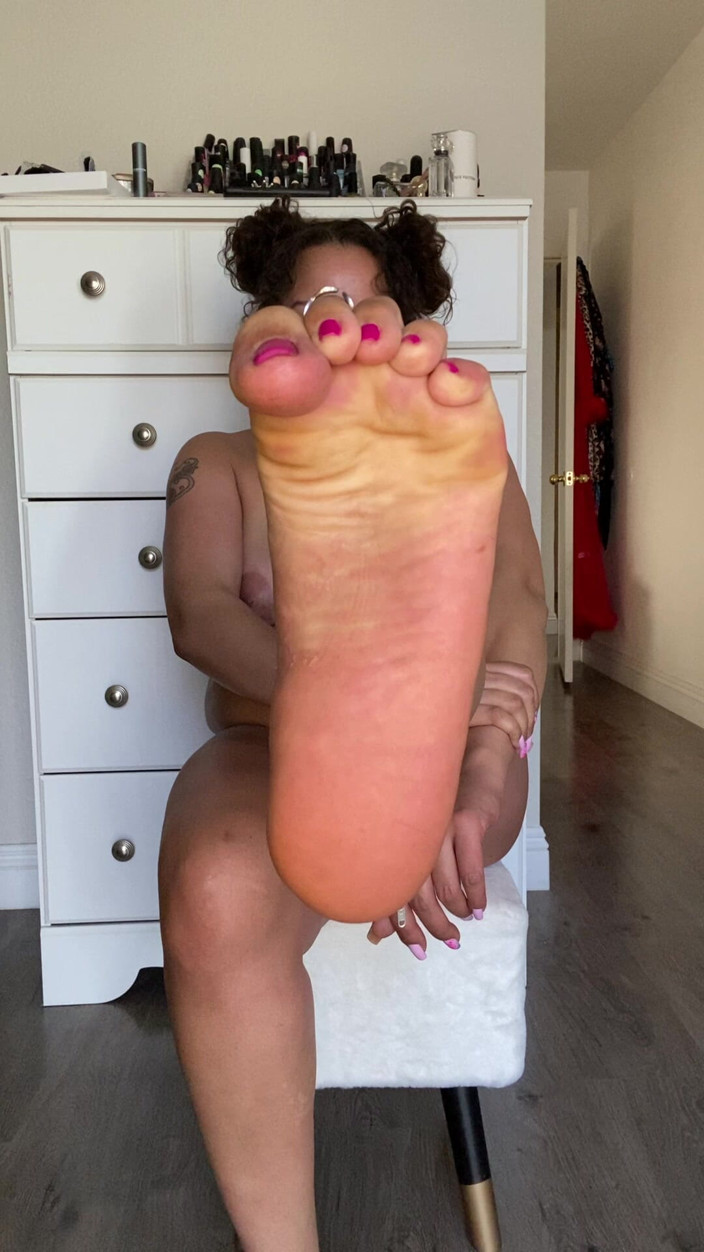 Tan feets: Mista ebano latina nuda rosa pedi stuzzica grandi tette