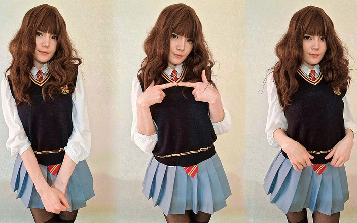 Webtolove: Hermione è un po' timida, ma la sua timidezza non le...