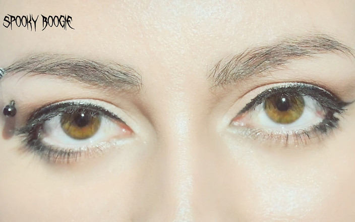 Spooky Boogie: Meia-irmã deixa você lamber os pés dela