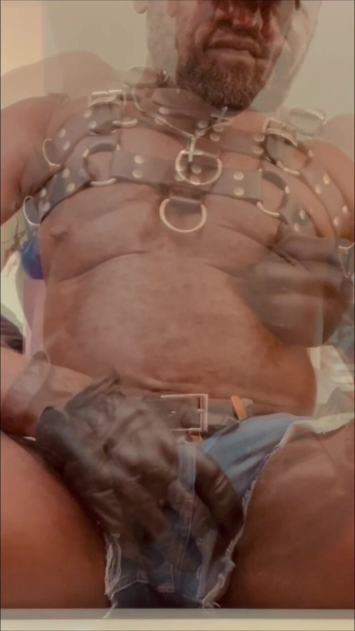 Black mature kinky muscle: Шкіряна упряжка, джинсові вирізи, великий чорний член, гра цицьок і секс-іграшка