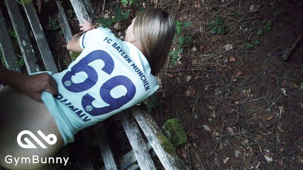 Gymbunny: Huisverlof uitgebuit - Geiler creampie aan de rand van het bos
