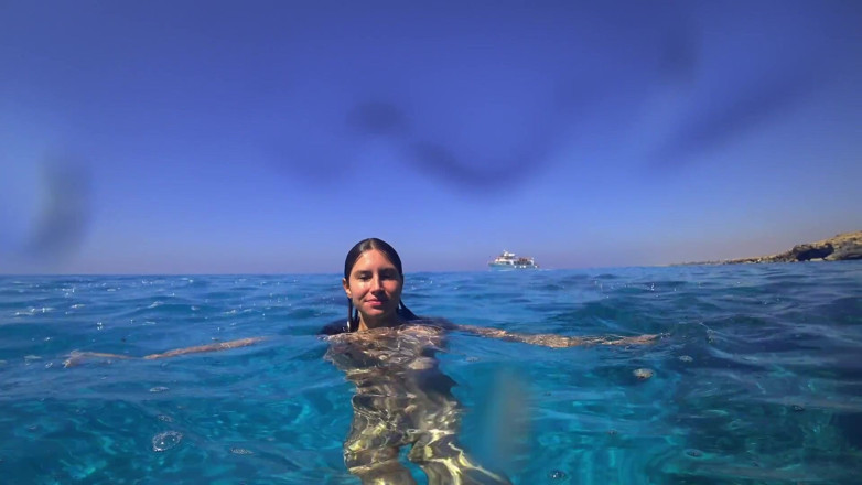 GoldTeachers: Stunning Girl Swims Nude on Beach