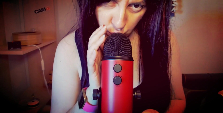 Nicoletta Embassi: 美丽的意大利熟女的性感嘴巴听起来