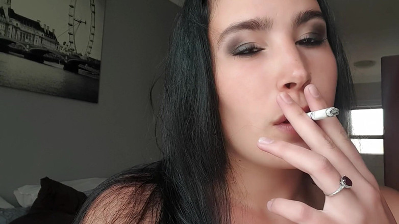 domslutfucker: Une salope donne des instructions de fumer en se masturbant...