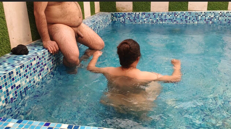 BadMash_Bhabhi: Komal Telah Masuk Ke Kolam Renang Buat Kali Pertama