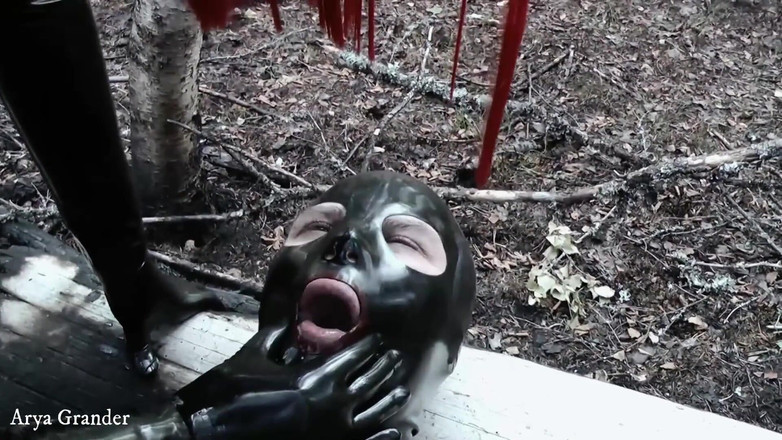 Arya Grander: Latexová fetišová hra s gumovou panenkou