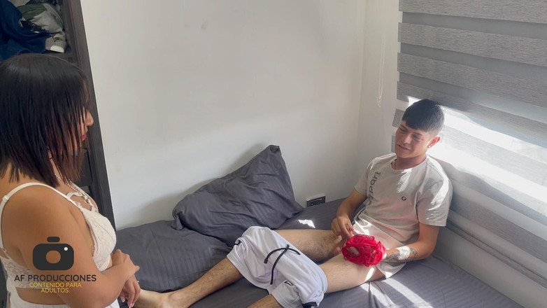 Angela Palvin: Mijn verlegen stiefmoeder betrapt me op masturberen in haar ondergoed...