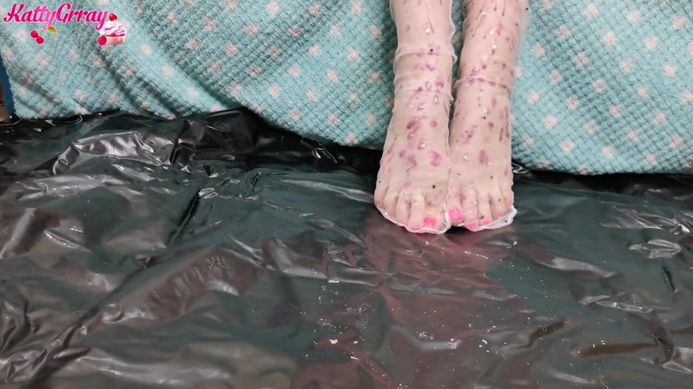 Katty Grray: Rothaarige spielt mit füßen in socken, nahaufnahme - selbstgedreht