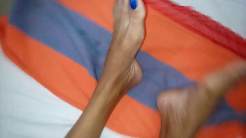 Miya White: Mio marito massaggia i piedi della moglie di notte