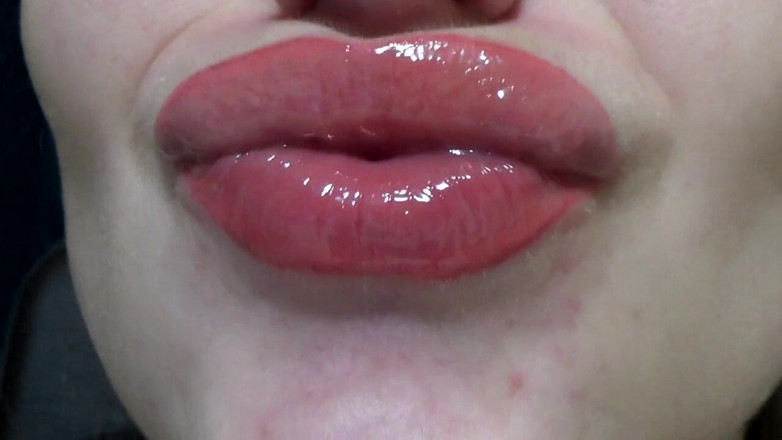 Goddess Misha Goldy: Lips fetish! Kissing! Lips gloss!
