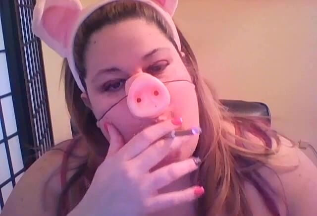 Kitty Delgato: Merokok piggy