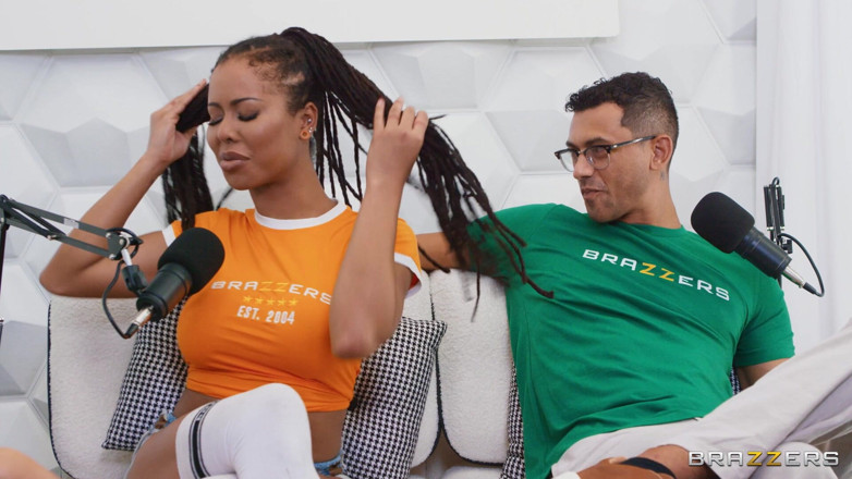 BRAZZERS: Brazzers - Kir Noir und Violet Myers machen Podcast Studio zu...