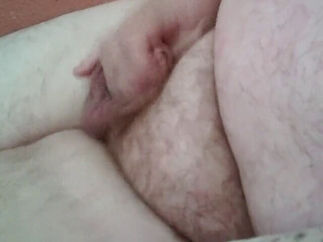 Danny_26_: Homem gordo masturbando seu pau pequeno