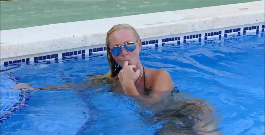 Natalie K: Блискуча дупа і цицьки мастурбують у басейні