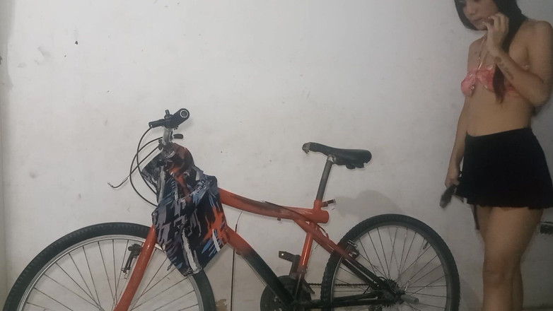 gledyxxx: La bella sorellastra latina apre la bocca al grosso cazzo...