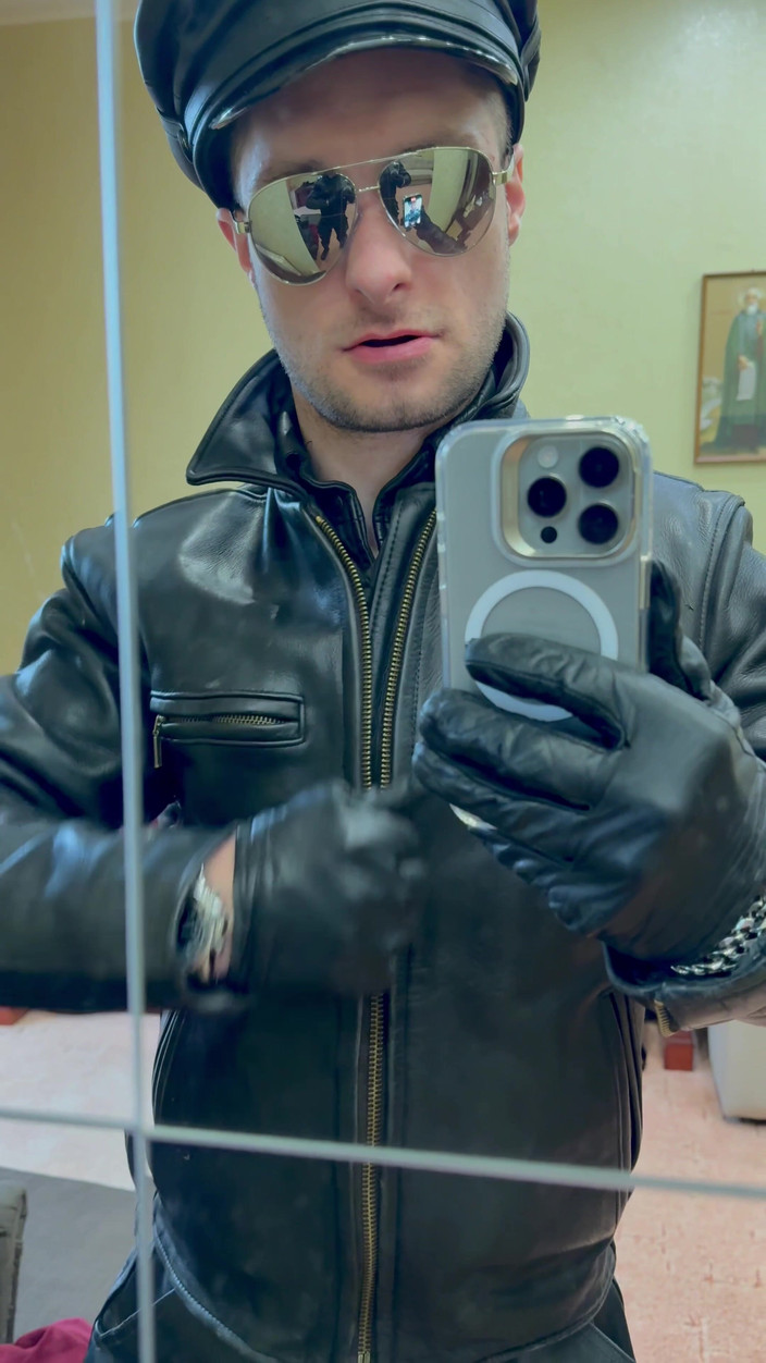 KinkySirius: 警察金基西里乌斯身穿全套皮衣，在镜头前表演脱衣舞！