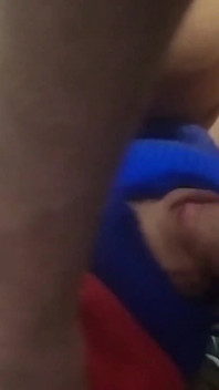 Дружина з великими цицьками несвідомо смокче два члени і ковтає сперму незнайомця