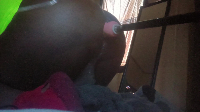 Sexy ts: ファックマシンは私のお尻をクリーミーにします