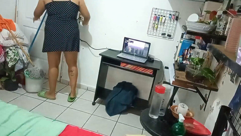 Karmicoxv: Moja żona sprząta pokój w sukience i stringach