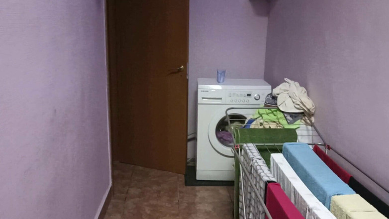 BW_Dolphin: Tienermeisje ging naar slaapzaaltoilet om te plassen en te masturberen.