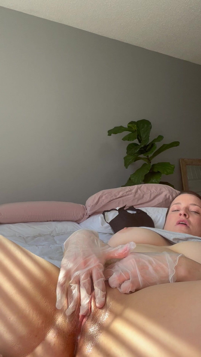 Avril Showers: MiLF demo l'orgasmo clitoride con il guanto in lattice