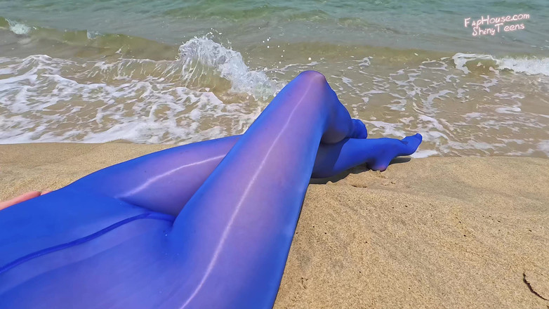 Shiny teens: 873 Ciorapi albastru strălucitori pe plajă