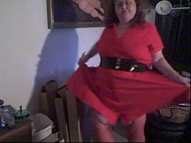 BBW nurse Vicki adventures with friends: 캠 쇼의 빨간 드레스를 입고 섹시한 춤을 추다! 짧지만 재미
