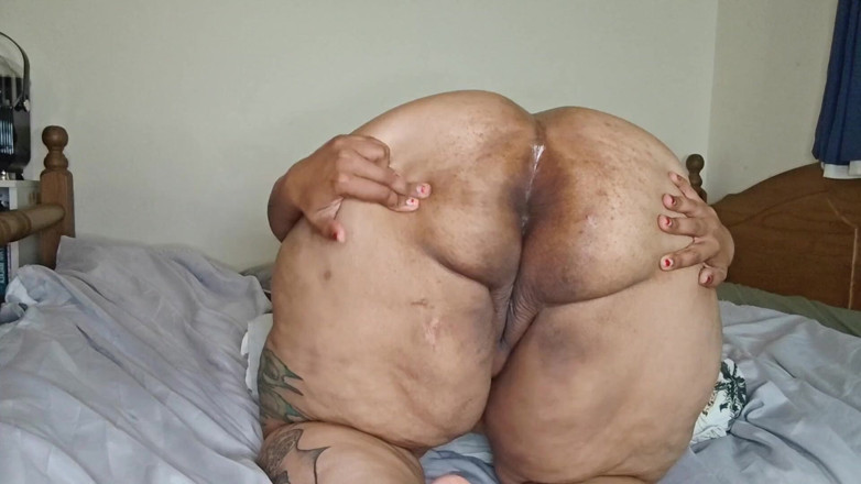 Zozonicoco: BBW with Huge Ass Spreads, Twerks and Shakes It
