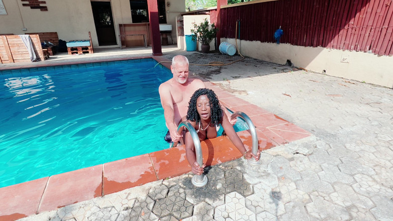 Black Swan: Barely Behaving di tepi kolam