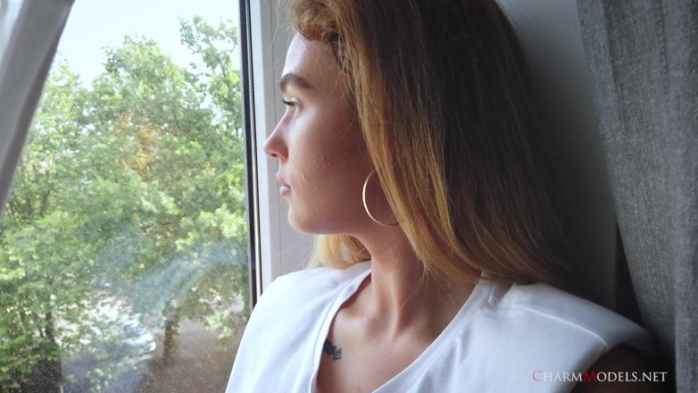 CharmModels: Peituda gata Denise com uma camiseta molhada na janela