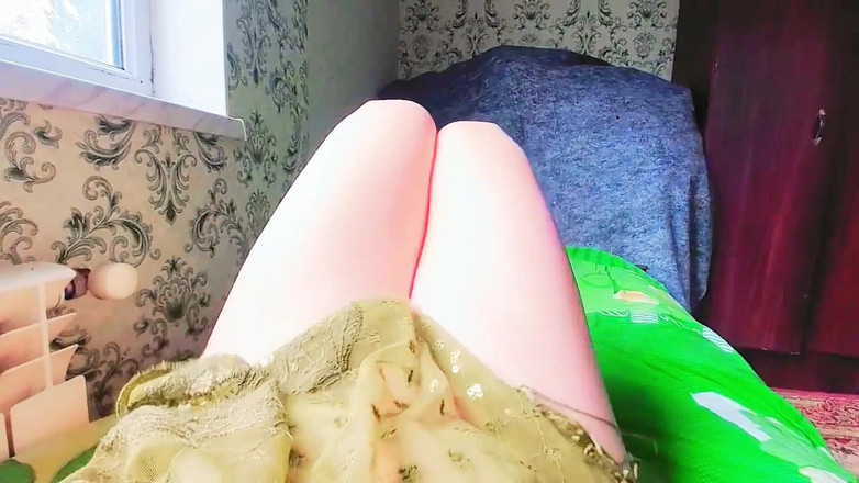 Kitty_Cross: 穿着短裙纹身的顽皮变性人女孩展示大腿纹身