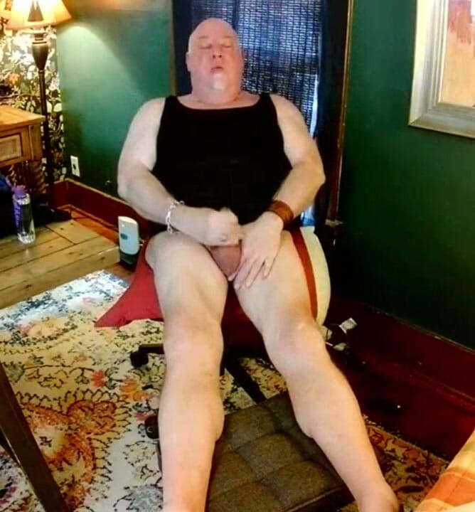 beardaddychub: Bearstepdaddychub ngocok penggemarnya yang hot!