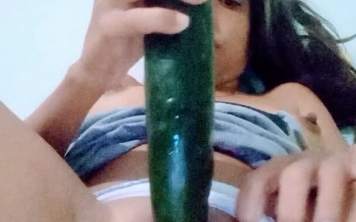 WiccaHornyX: La piccola adolescente gioca con un cetriolo fino a raggiungere...