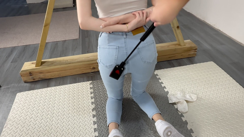 Yanmou: Ув'язнити дівчину в вузьких джинсах