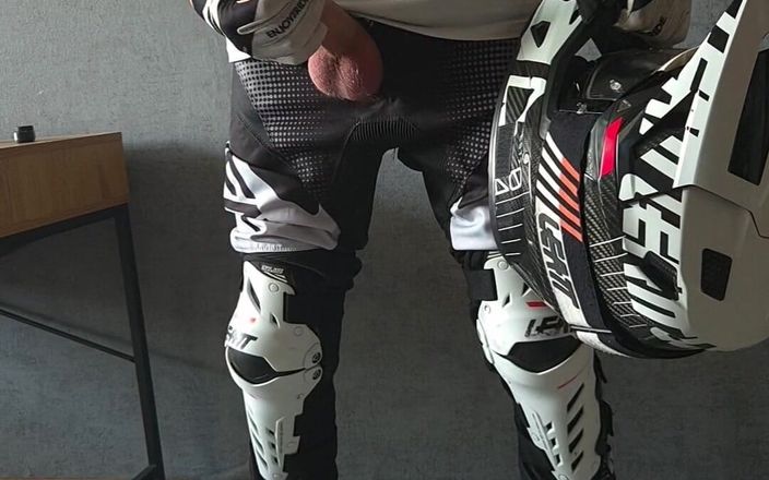 Sneakersmax98: Crot di dalam mxhelmetku