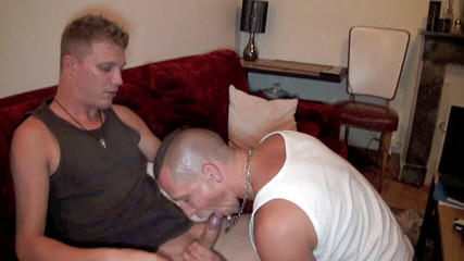 MASCULINE BOYS STUDIO: Sexy musscle boy com tatoo fodido por top loira