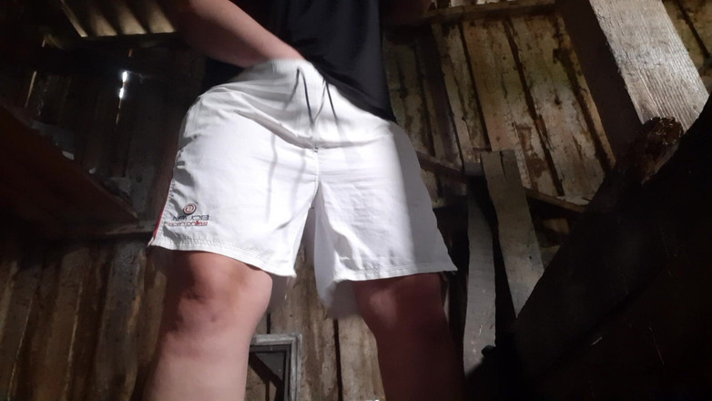 Lesbian-candys: 村は誰にも捕まらないように服を着たまま納屋で自慰行為をします