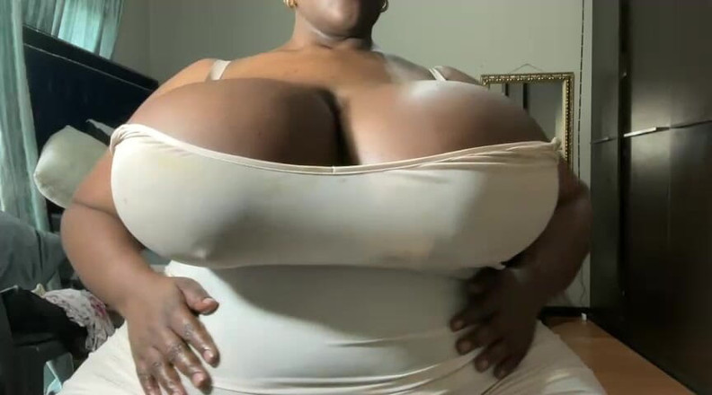 Legendary Booty Overdose: Drżenie gigantycznych nautralnych piersi