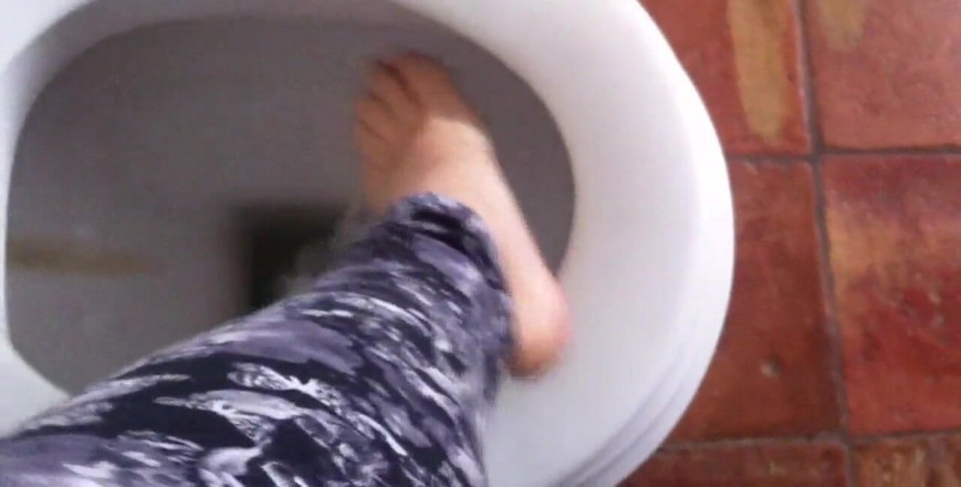 savannahamatoriale: Pee!! Wanna See My Wet Pussy?