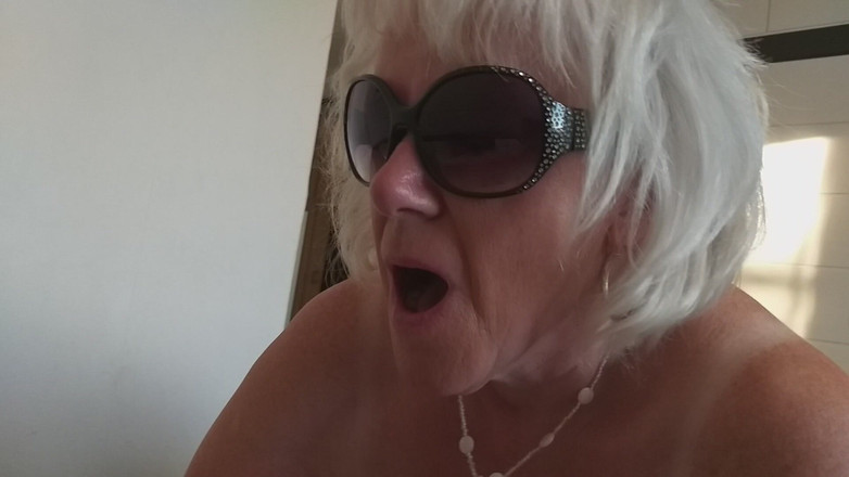 PureVicky66: 熟女骑乘她老公的热辣鸡巴