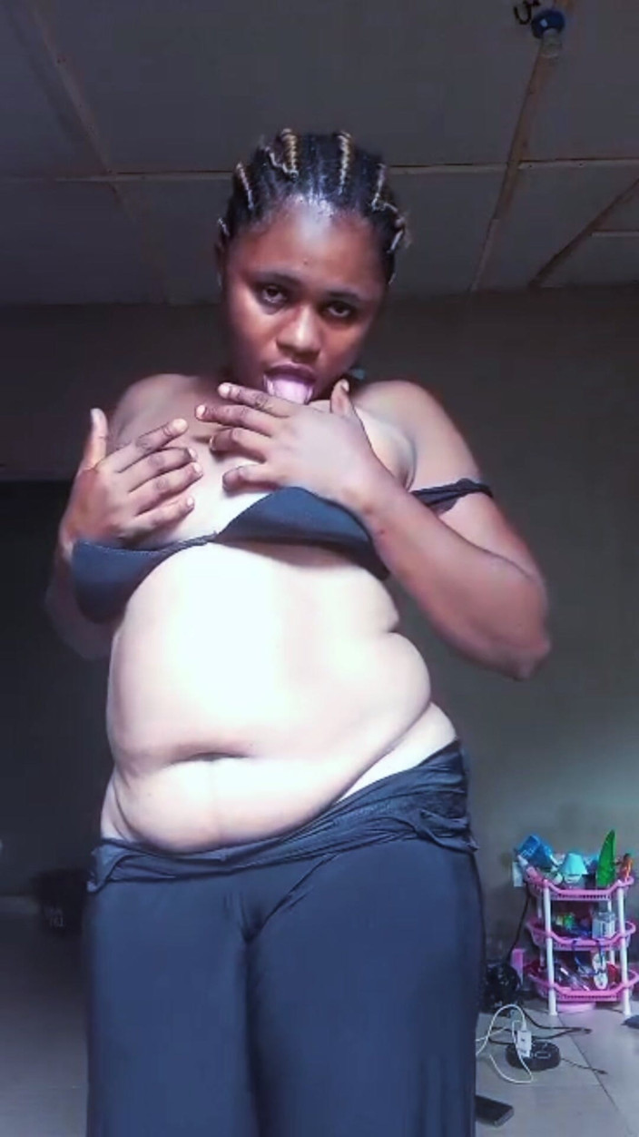Lovelee: Nigeriaans meisje sqirting op de livestream