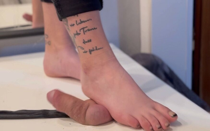 Miss Blackrose: Stuzzicare e schiacciare a piedi nudi