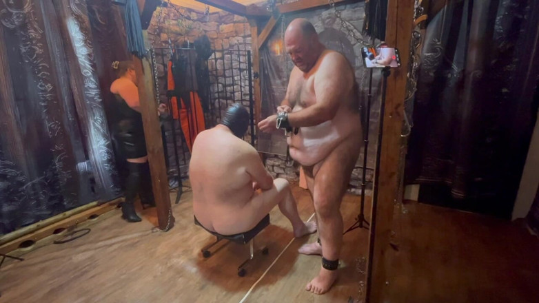 Lanista_Bear: 第1部分：- 布布是domina的座位，而底部喂食者喂她。
